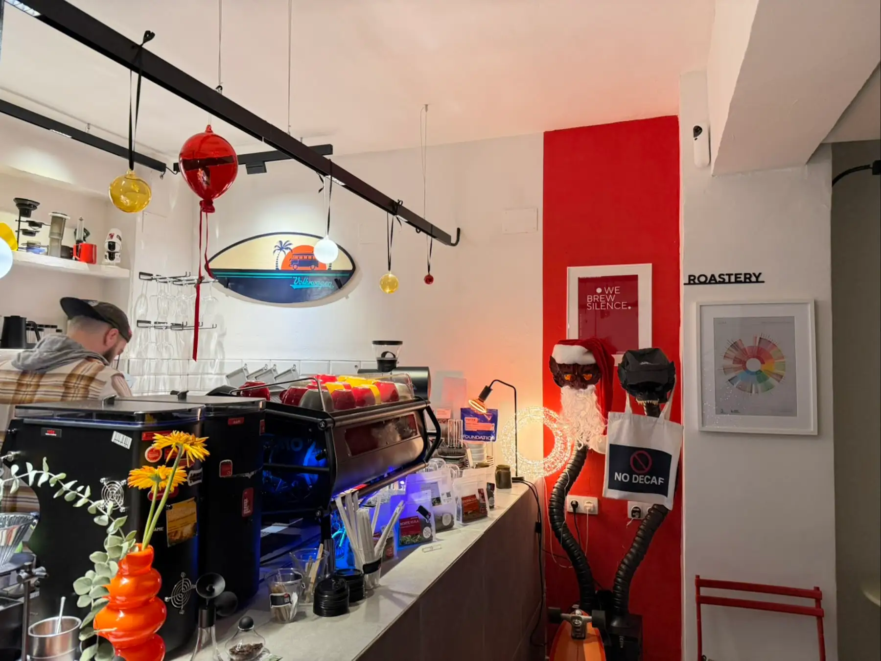 La barra con la pared roja y la máquina de espresso