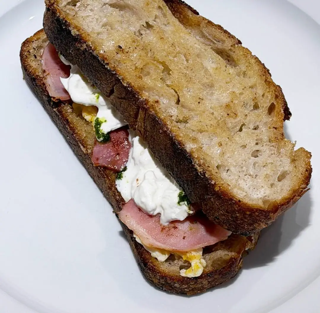 Sándwich de bacon y burrata