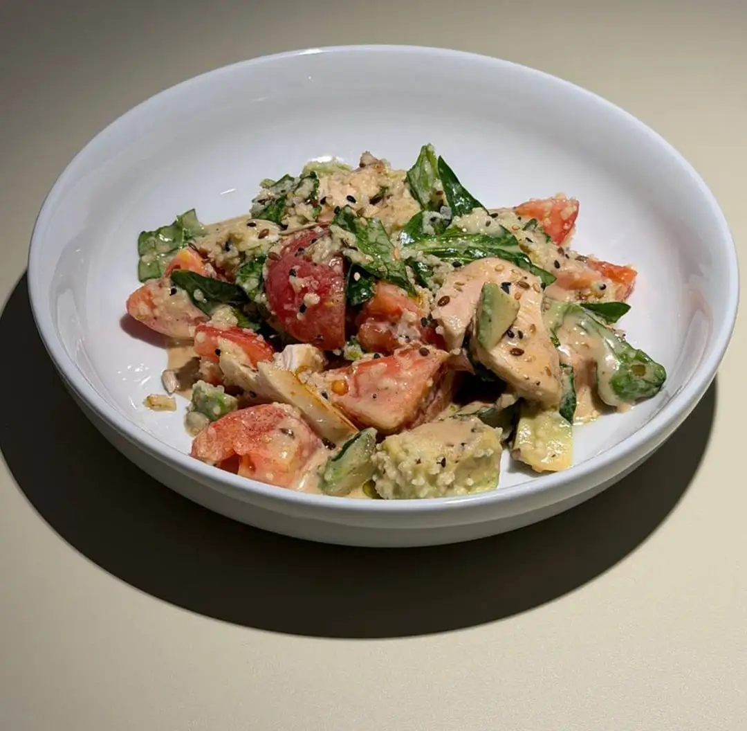 Ensalada de pollo, cuscús y sésamo