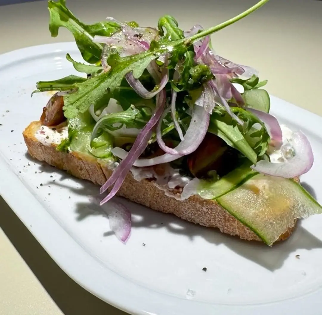Tostada con crema lox