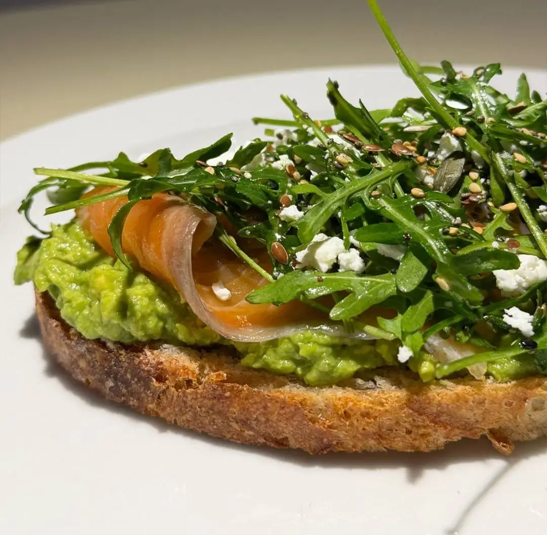 Tostada de salmón y feta